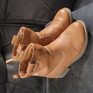 Size 12 little girls tan boots.